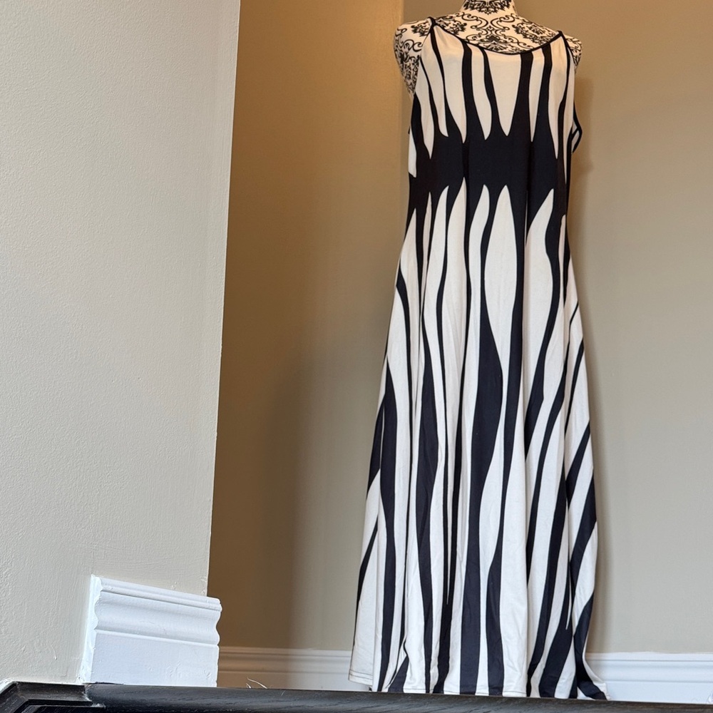 Elegant Black and White Maxi Dress
